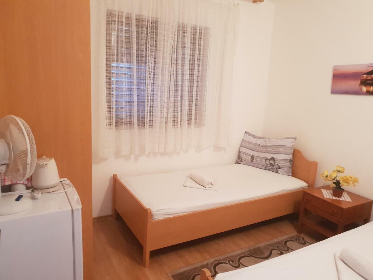 Guest House Alisa Хвар Екстериор снимка