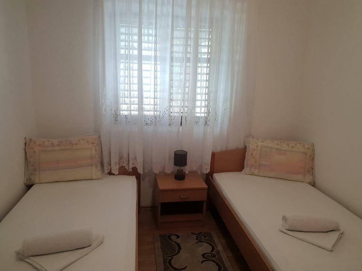 Guest House Alisa Хвар Екстериор снимка