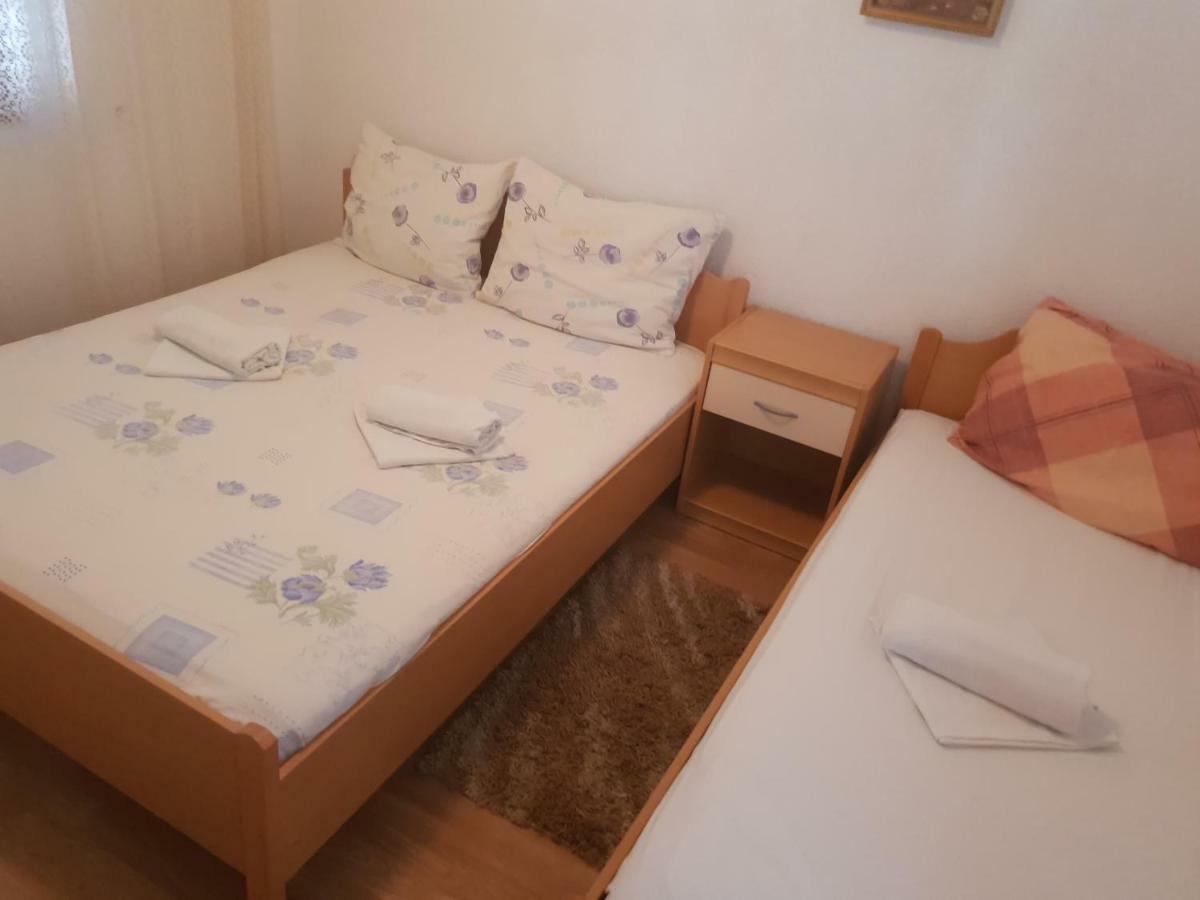 Guest House Alisa Хвар Екстериор снимка