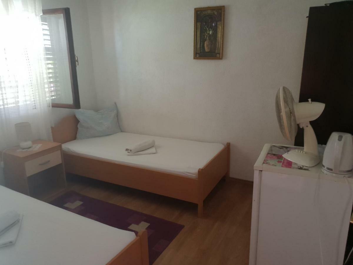 Guest House Alisa Хвар Екстериор снимка