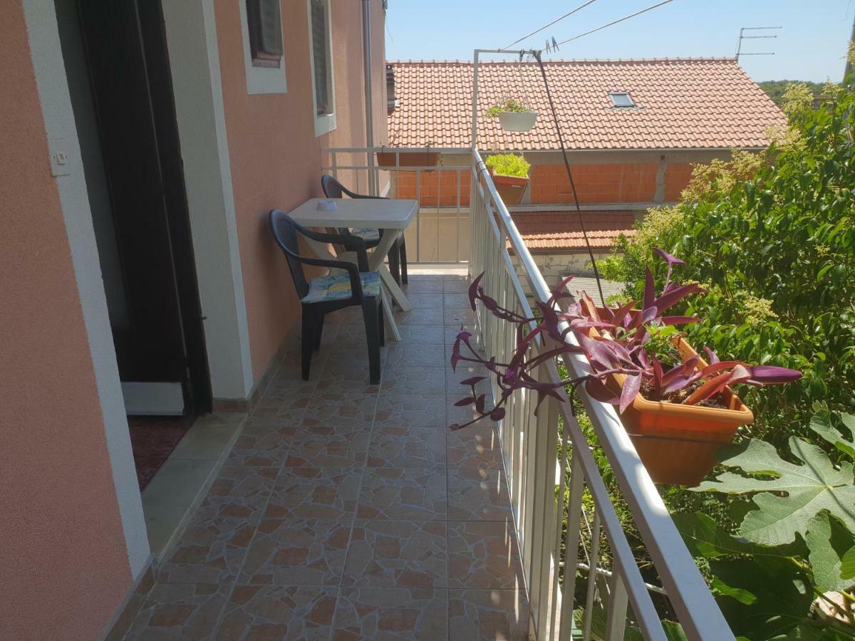 Guest House Alisa Хвар Екстериор снимка