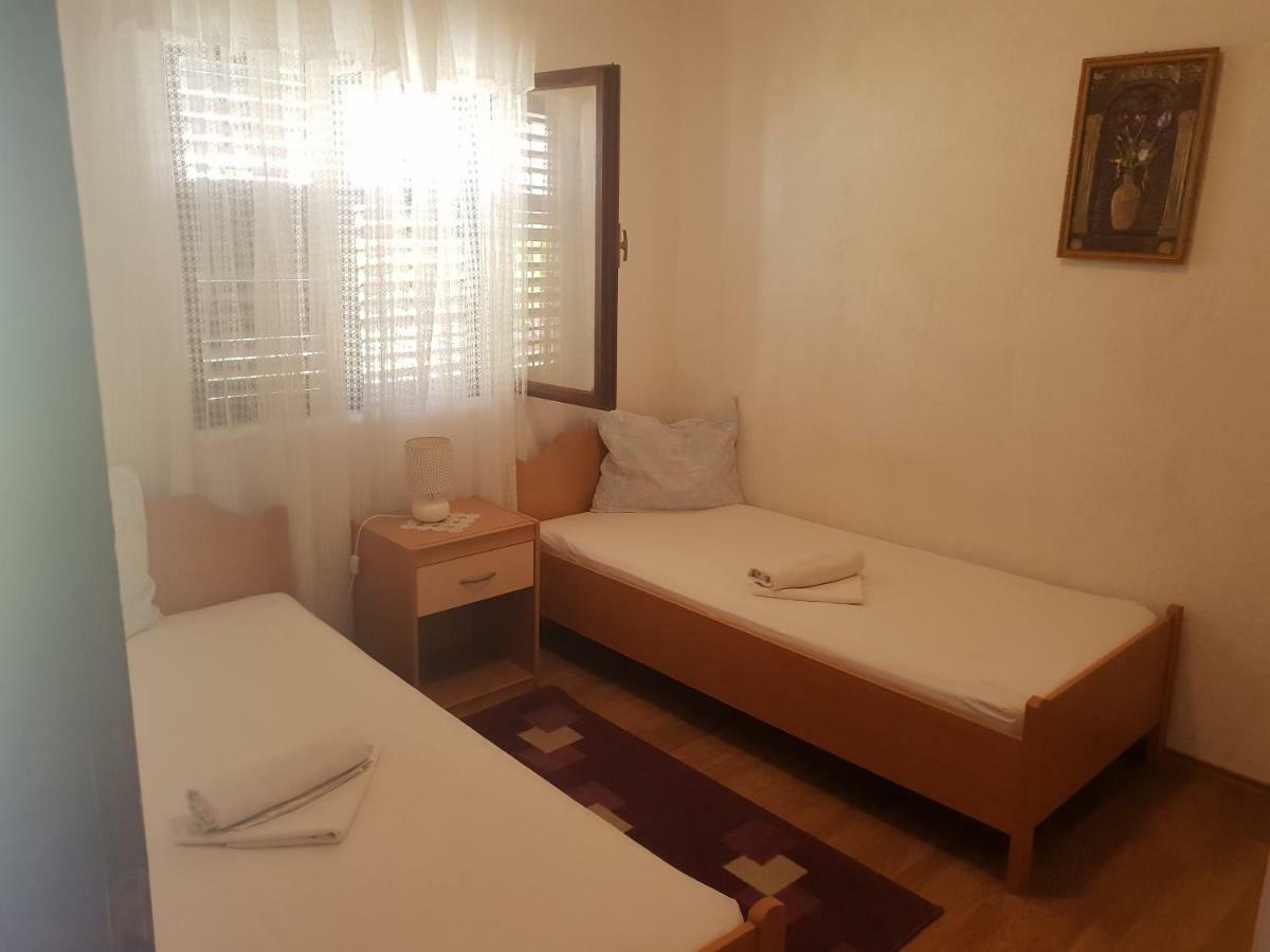 Guest House Alisa Хвар Екстериор снимка