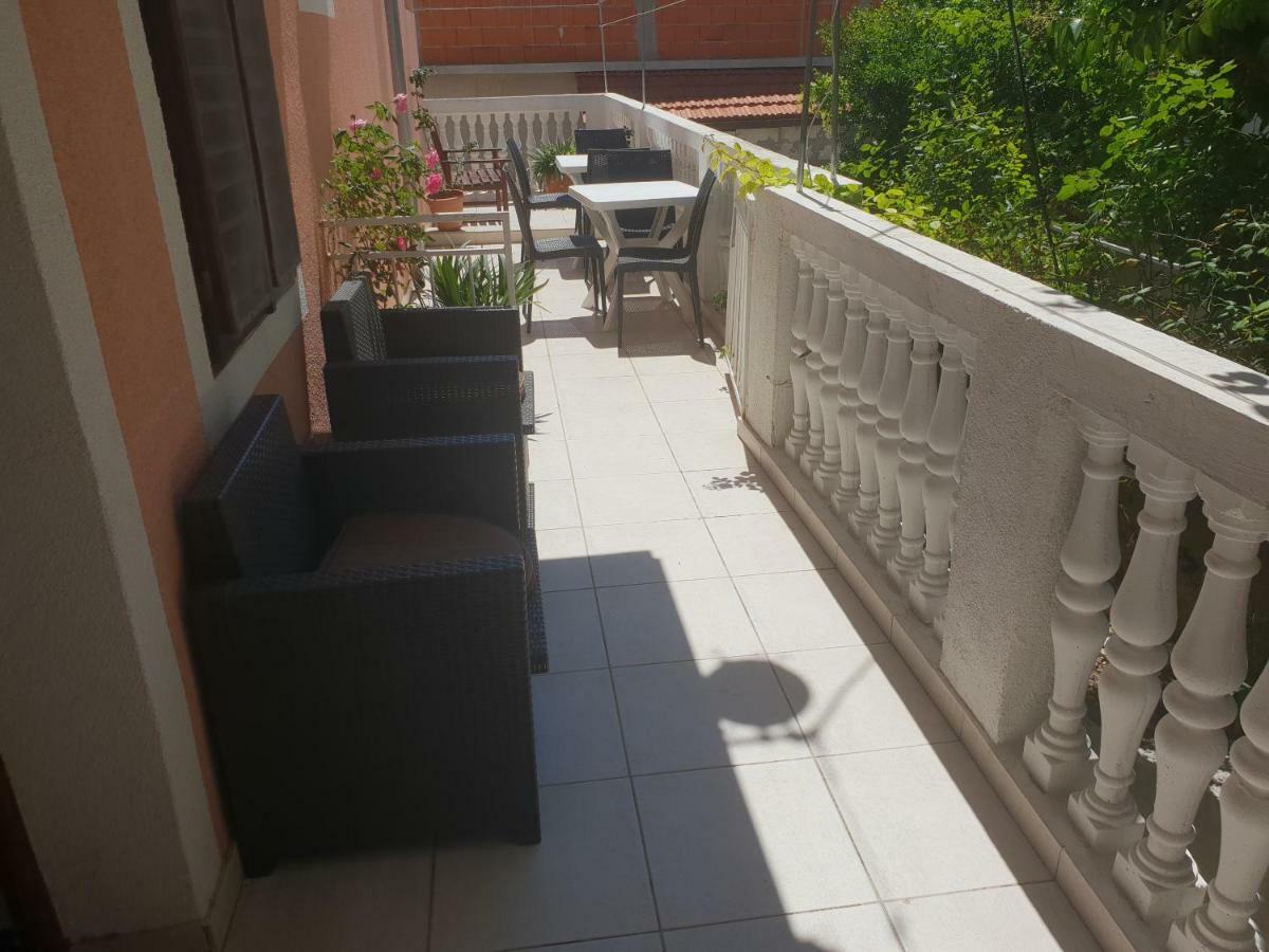 Guest House Alisa Хвар Екстериор снимка