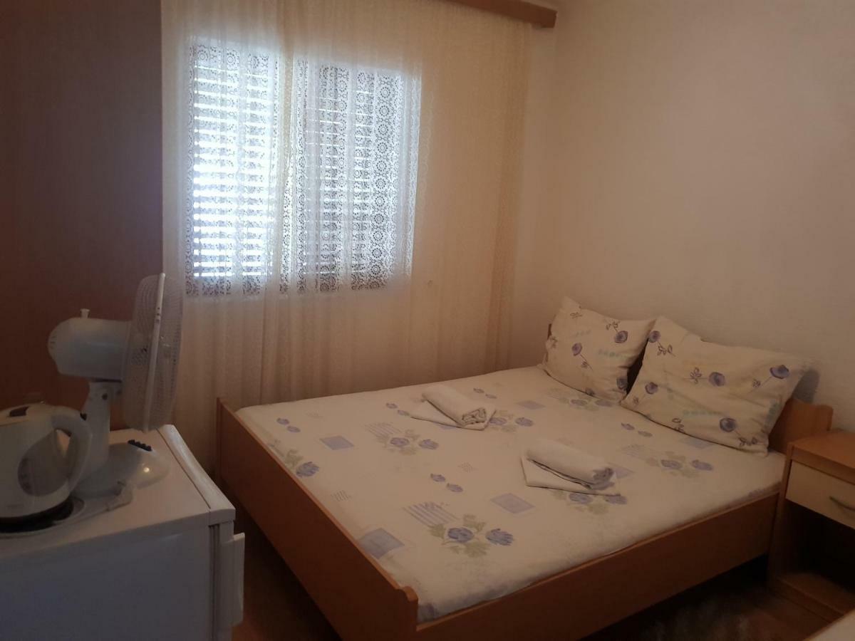 Guest House Alisa Хвар Екстериор снимка