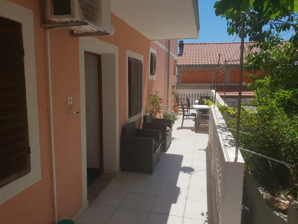 Guest House Alisa Хвар Екстериор снимка