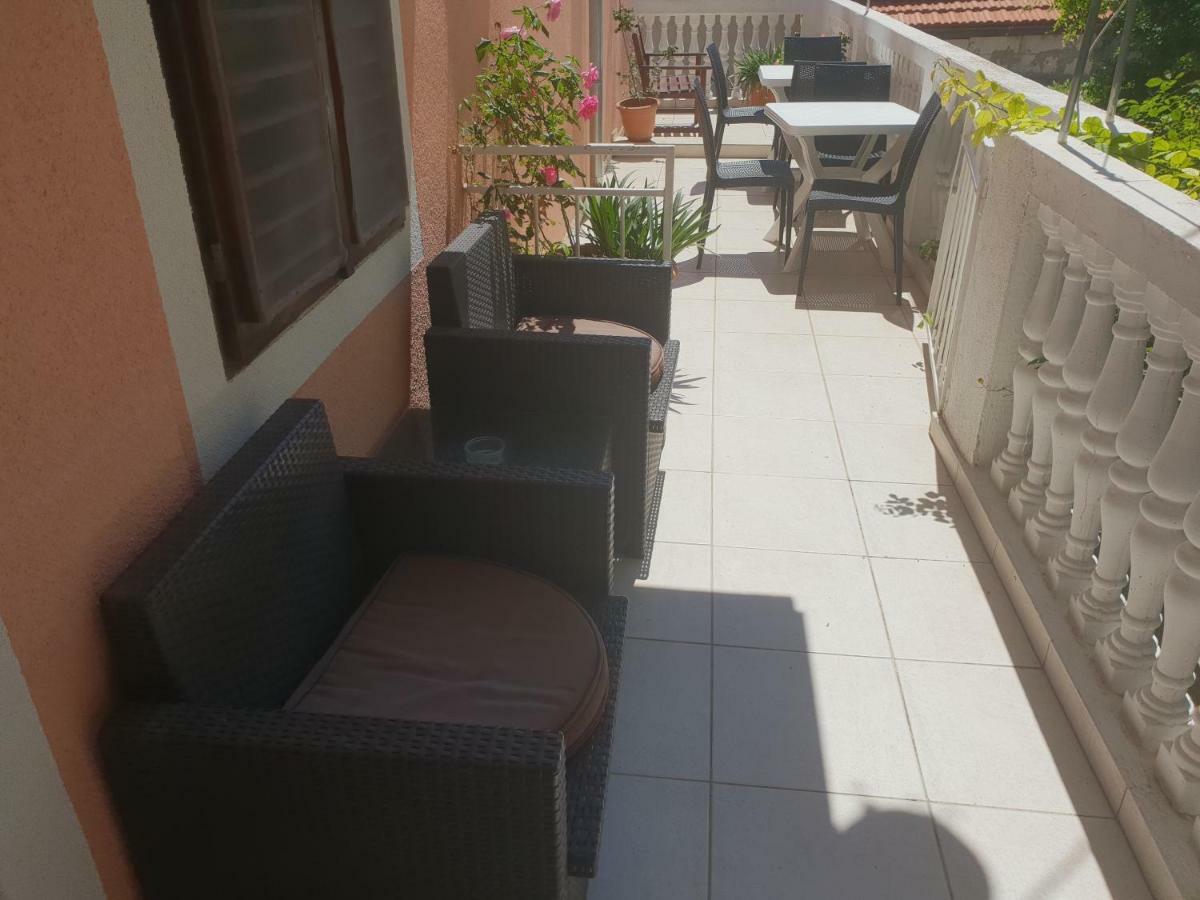Guest House Alisa Хвар Екстериор снимка