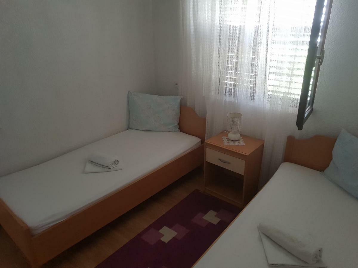 Guest House Alisa Хвар Екстериор снимка